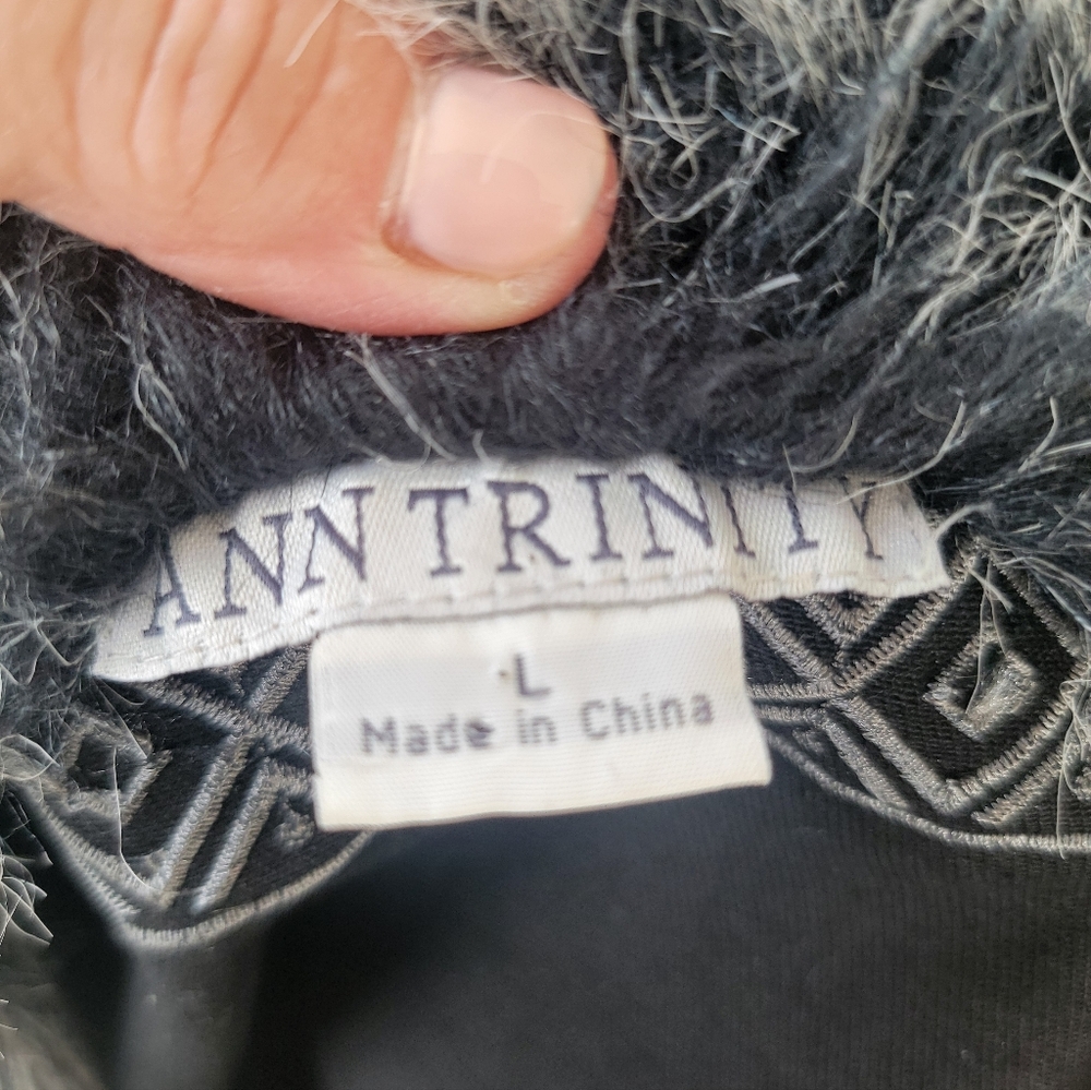 Women's Black Faux Fur Trim Vest - Picture 5 of 8